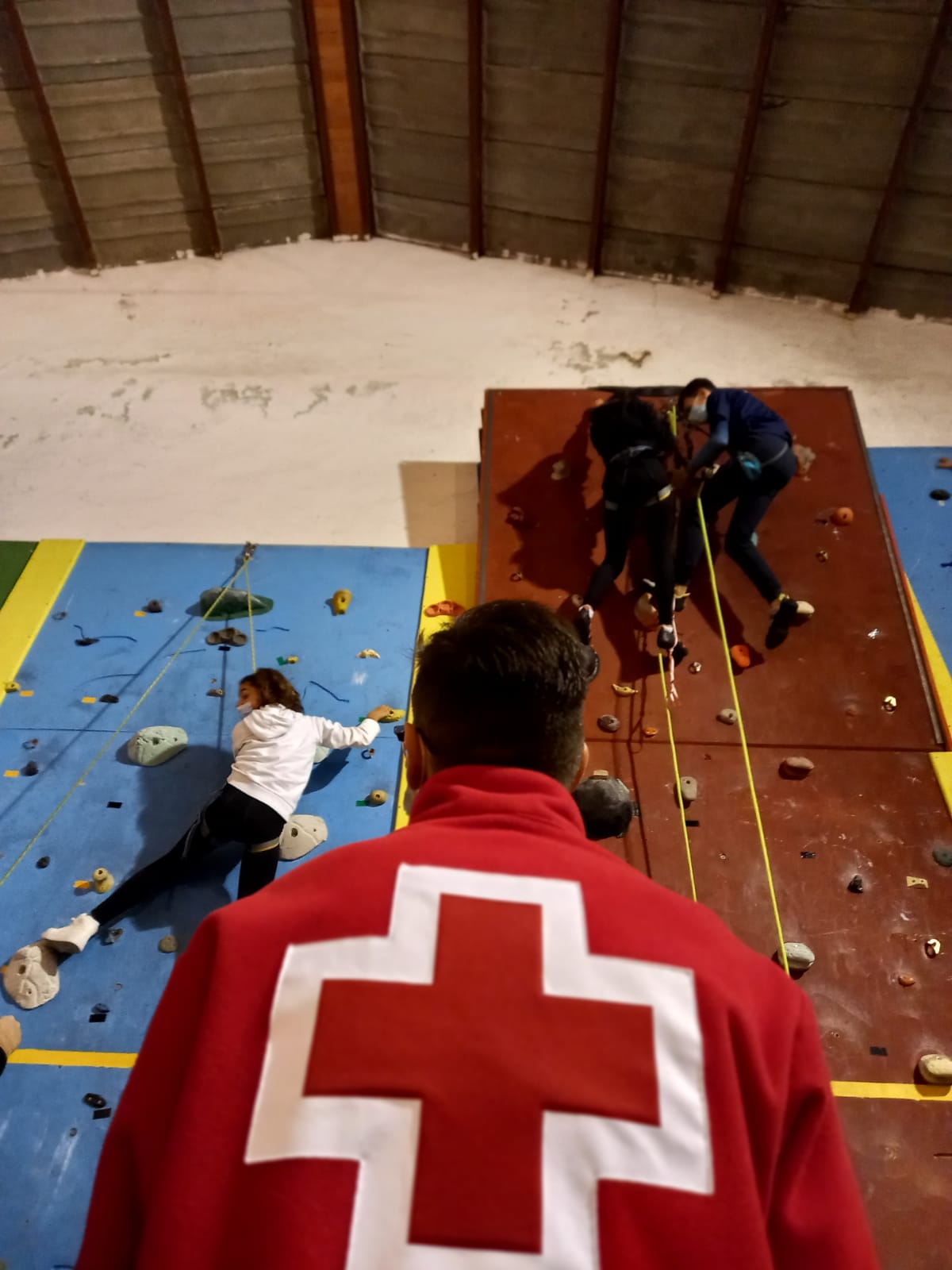 Más de una docena de jóvenes participan en una jornada de práctica en escalada organizada por la asamblea comarcal del Cruz Roja