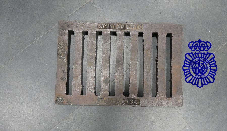 Tapa de alcantarilla con la que la detenida rompió las ventanas de tres coches