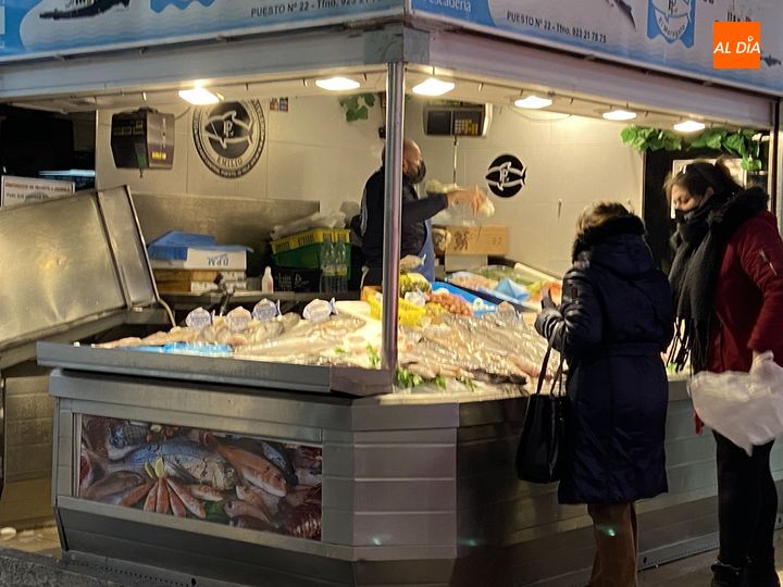Salmantinos comprando en el Mercado Central de Salamanca
