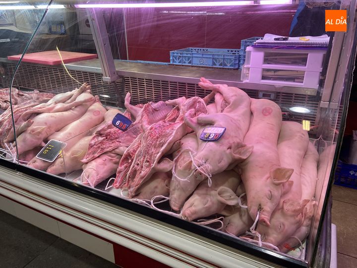 Productos cárnicos en un puesto del Mercado Central