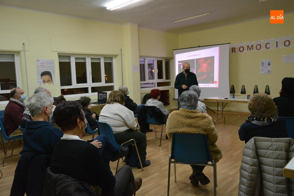 Un momento de la charla de Santiago Velasco en el Club de Lectura Conchas de Pizarra
