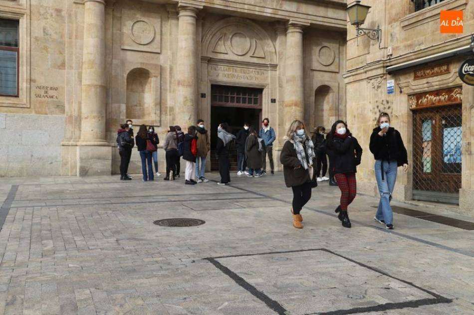 Imagen de archivo de varios grupos de jóvenes a las puertas de una facultad en Salamanca