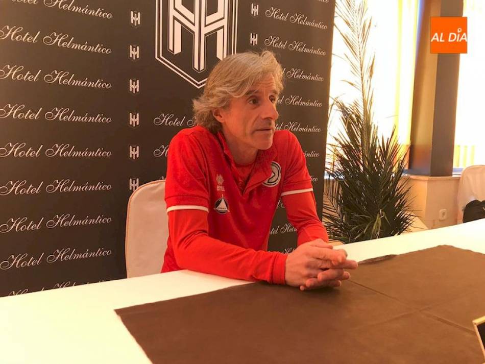 Roberto Aguirre, en una rueda de prensa con Unionistas