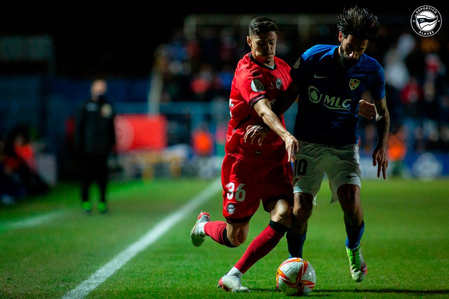Tirlea aprieta a un rival / Deportivo Alavés