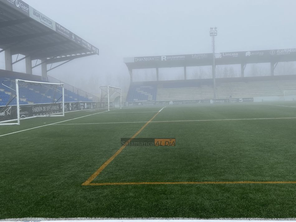 Los trabajadores colocan las butacas en un estadio lleno de niebla / Vanesa Martins