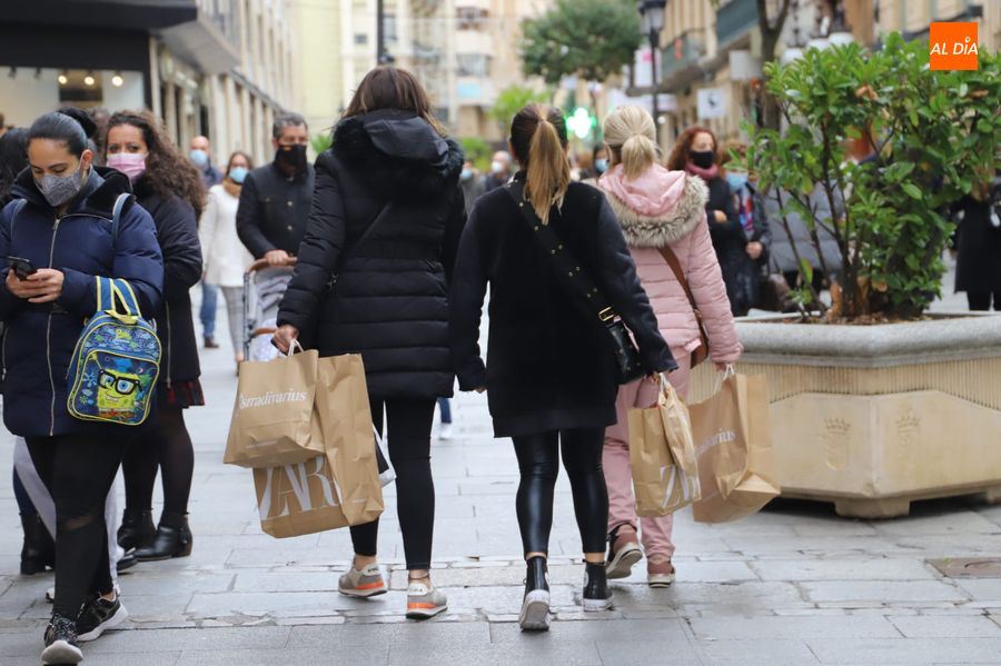 Foto de archivo con clientas de tiendas en el centro de Salamanca