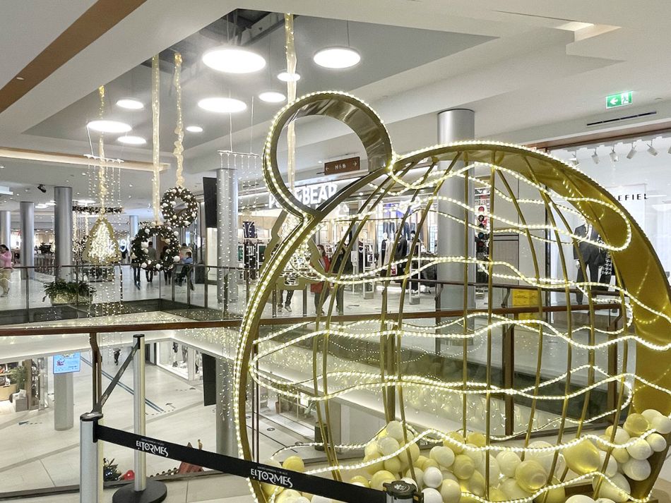 Decoración navideña en el Centro Comercial El Tormes
