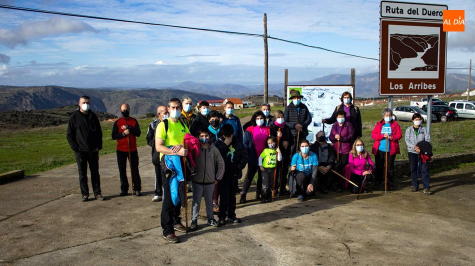 Imagen de los senderistas en la ruta solidaria del 2020