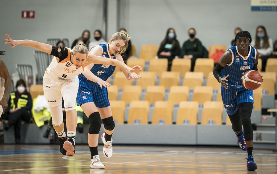 Copper y Karlie, en Letonia / CB Avenida