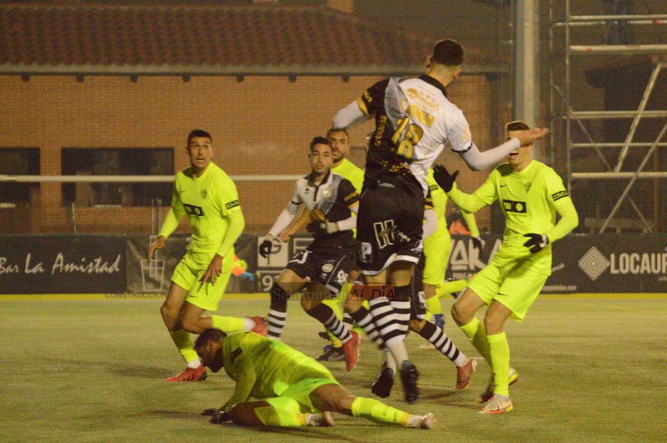 Fer Román, en un balón parado / Guillermo García