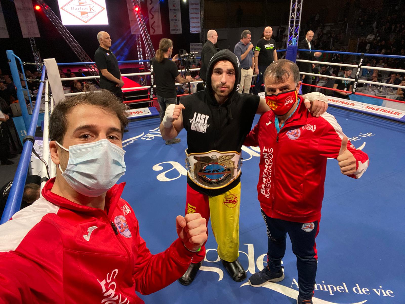 Lizana, en el ring con el cinturón