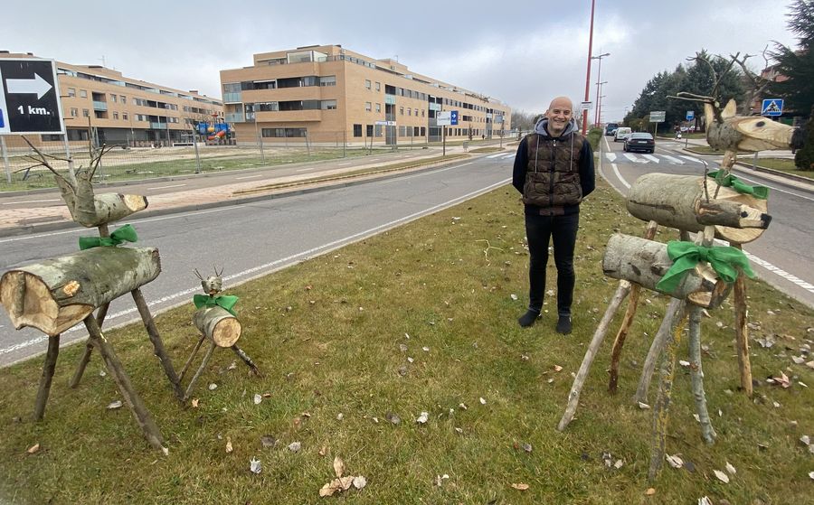 El concejal de Turismo y Comercio, Juan Carlos Bueno, junto a algunos de estos cervatillos