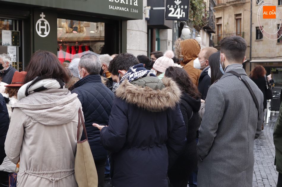 Viandantes en el centro de Salamanca. Foto de archivo