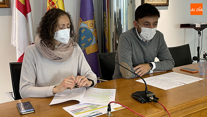Los concejales Fran Diaz y Pilar García presentaban el programa oficial de Navidad