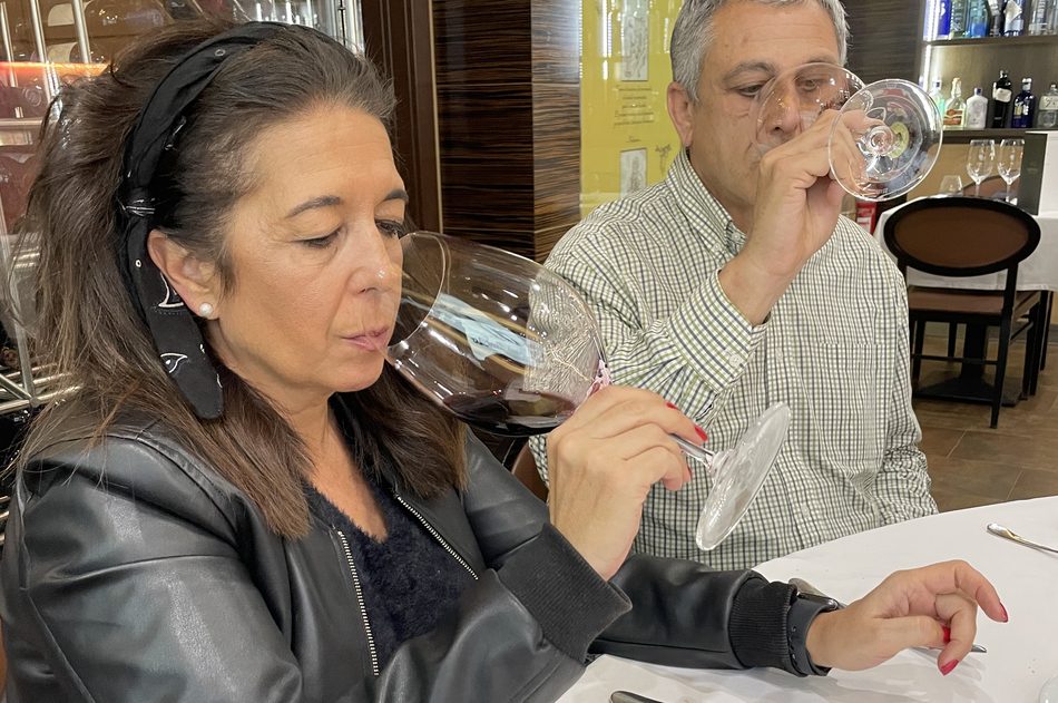 Integrantes de la Asociación Cata Añada en una de sus catas ciegas