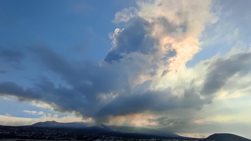 Columna de cenizas del volcán de La Palma elevándose a grandes altitudes - @AEMET_CANARIAS