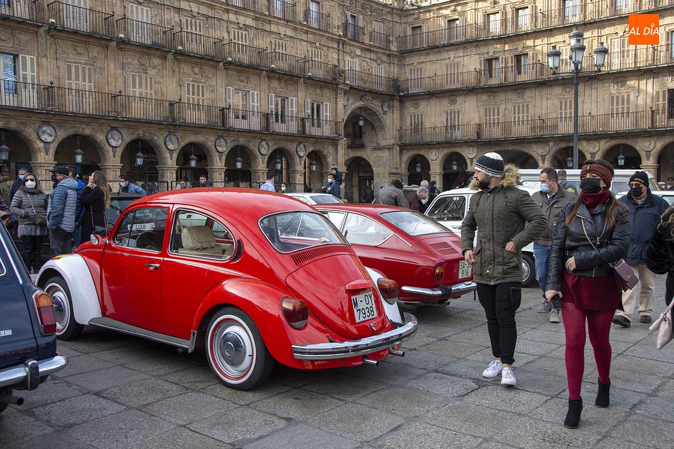 La Plaza Mayor acogió la concentración de vehículos clásicos por el Día del Guardia Urbano - Fotos: Manuel Lamas