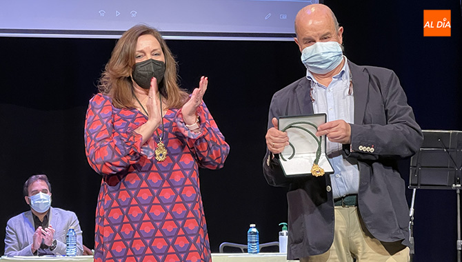 La alcaldesa de Peñaranda, Carmen Ávila, entregaba la medalla de oro de la ciudad al doctor y coordinador de la zona básica de salud Alfonso Sánchez Escudero
