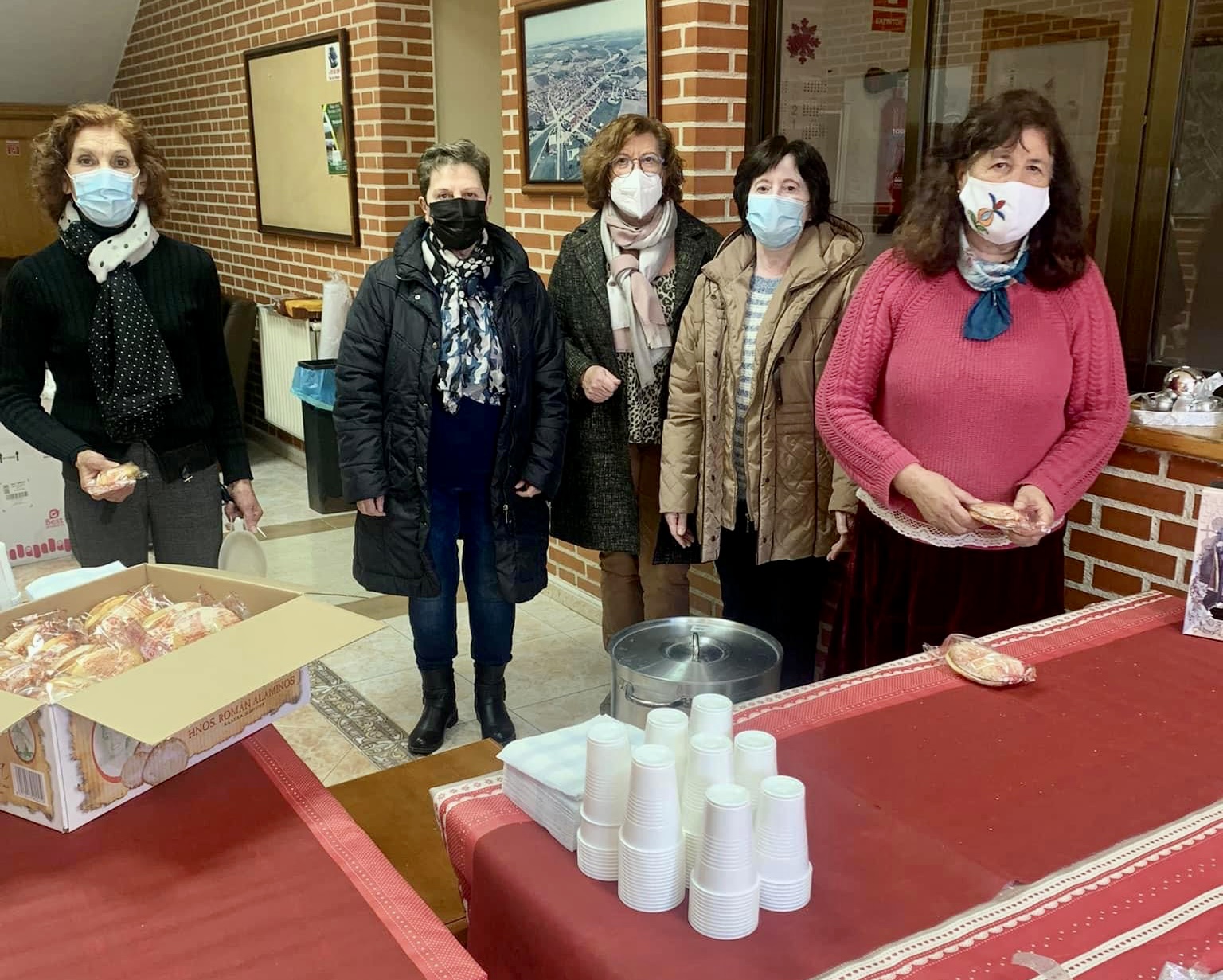 La asociación de mujeres La Vega y el colectivo de mayores San Pedro desarrollaban la gran chocolatada solidaría de Villoria